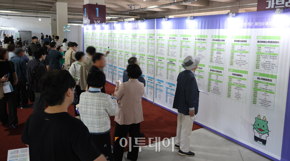 ▲13일 경기 용인미르스타디움에서 열린 ‘용인시 2026 상반기 일자리박람회’에서 구직자들이 채용정보 게시판을 보고 있다. 이날 국가데이터처가 발표한 고용동향에 따르면 지난달 취업자 수(15세 이상)는 7만4000명 증가에 그쳤고 고용률은 하락 전환했다. 중동전쟁 여파에 따른 유가 상승과 내수 부진, 전문·과학 및 기술서비스업 고용 둔화 등이 영향을 미친 것으로 분석된다. 청년층 고용률 역시 2년째 하락세를 이어가고 있다. 고이란 기자 photoeran@