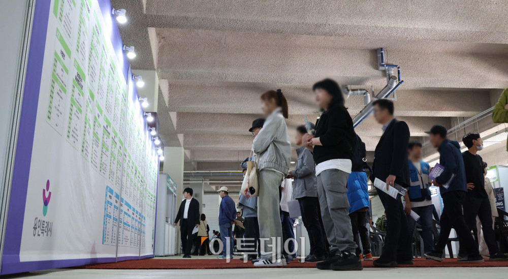 ▲13일 경기 용인미르스타디움에서 열린 ‘용인시 2026 상반기 일자리박람회’에서 구직자들이 채용정보 게시판을 살펴보고 있다. 이날 국가데이터처가 발표한 고용동향에 따르면 지난달 취업자 수(15세 이상)는 7만4000명 증가에 그쳤고 고용률은 하락 전환했다. 중동전쟁 여파에 따른 유가 상승과 내수 부진, 전문·과학 및 기술서비스업 고용 둔화 등이 영향을 미친 것으로 분석된다. 청년층 고용률 역시 2년째 하락세를 이어가고 있다. 고이란 기자 photoeran@