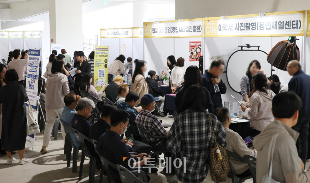 ▲13일 경기 용인미르스타디움에서 열린 ‘용인시 2026 상반기 일자리박람회’에서 구직자들이 이력서 사진촬영과 면접 메이크업을 받고 있다. 이날 국가데이터처가 발표한 고용동향에 따르면 지난달 취업자 수(15세 이상)는 7만4000명 증가에 그쳤고 고용률은 하락 전환했다. 중동전쟁 여파에 따른 유가 상승과 내수 부진, 전문·과학 및 기술서비스업 고용 둔화 등이 영향을 미친 것으로 분석된다. 청년층 고용률 역시 2년째 하락세를 이어가고 있다. 고이란 기자 photoeran@