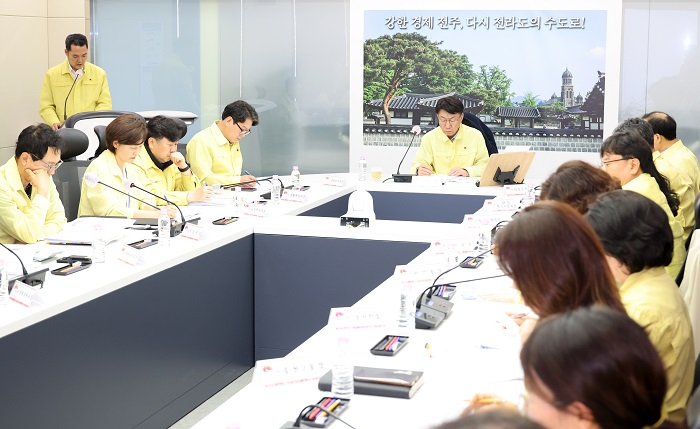 ▲전주시는 13일 오후 3시 시청 재난상황실에서 우범기 전주시장과 25개 관계 부서장, 35개 동장 등이 참석한 가운데 ‘여름철 자연재난 대책회의’를 개최했다. (사진제공=전주시)
