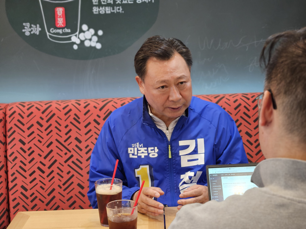 ▲김철훈 영도구청장 후보가 부산시청 인근에서 기자의 질문에 답하고 있다. (강문정 기자 @kangmj)