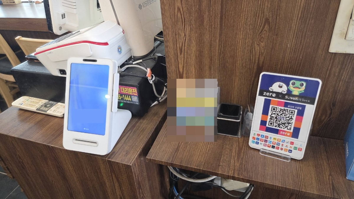 ▲수원시 제로페이 가맹점에 설치된 알리페이·위챗페이 연동 QR 코드 결제 키트. 외국인 관광객이 자국 결제 앱으로 수원 골목상권에서 결제할 수 있다. (수원특례시)