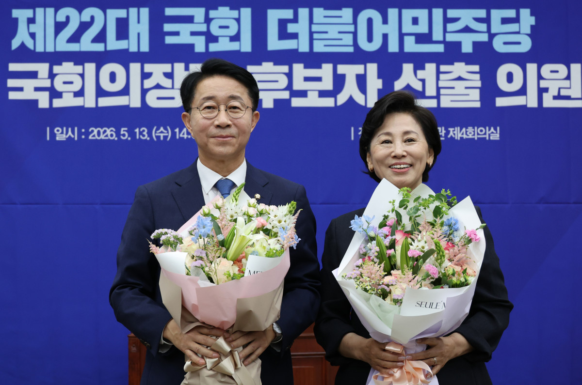 ▲제22대 국회 후반기 국회의장과 부의장 후보로 선출된 조정식·남인순 의원이 13일 국회에서 열린 제22대 국회 후반기 국회의장 및 부의장 후보 선출 의원총회에서 기념 촬영하고 있다. 사진=연합뉴스