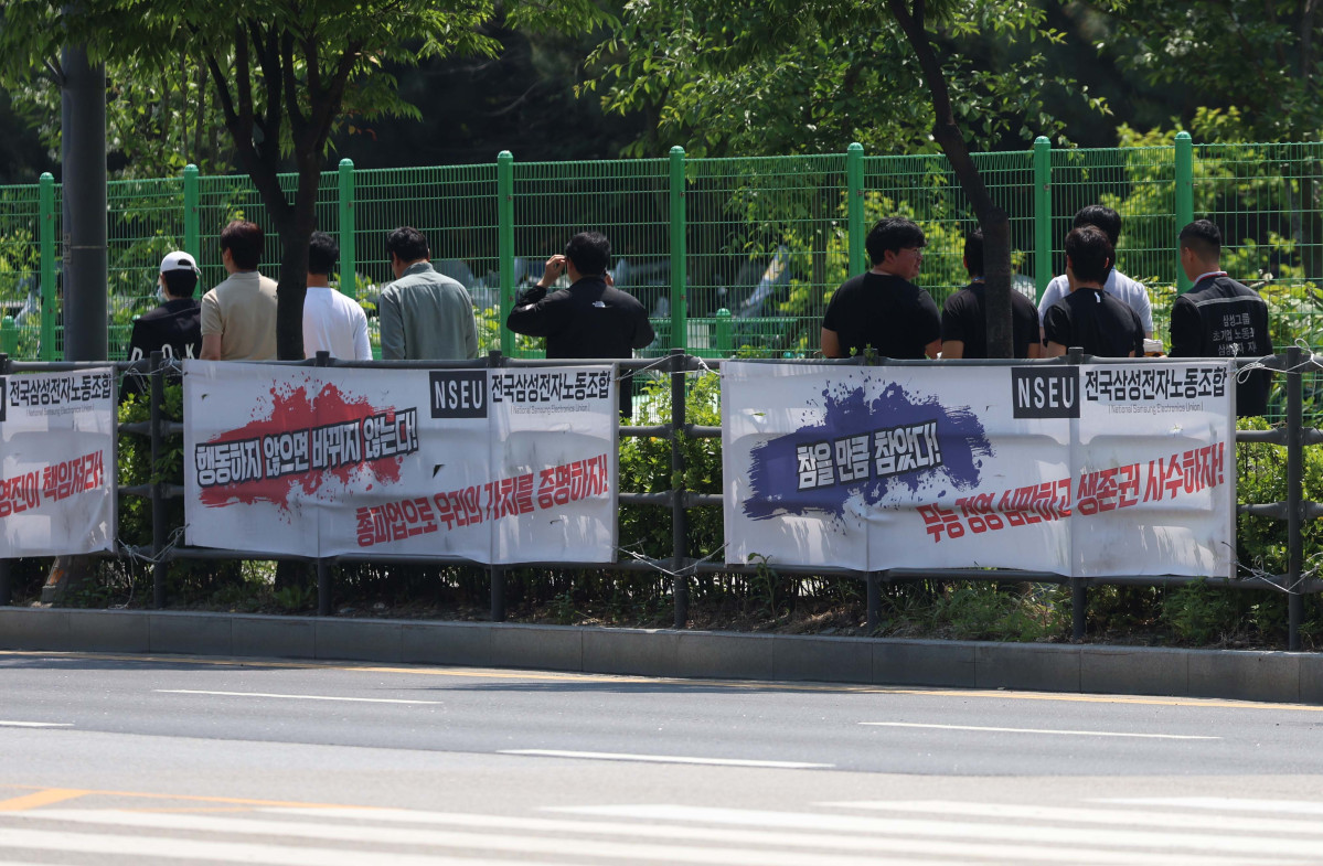 ▲삼성전자 노사가 사후조정 최종일에도 성과급 지급을 둘러싼 이견을 끝내 좁히지 못해 협상이 결렬되면서 총파업이 현실화할 가능성이 커지는 가운데 13일 경기 평택시 삼성전자 평택캠퍼스에서 직원들이 발걸음을 옮기고 있다. 정부는 추가 조정이 가능하다는 입장이지만 노조가 파업 입장을 고수하고 있어 최후 수단인 긴급조정권 발동 가능성도 흘러나오는 분위기다. 신태현 기자 holjjak@