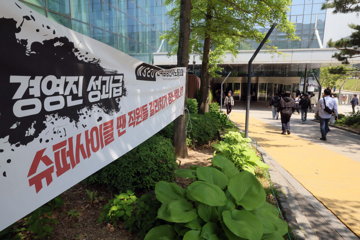 ▲삼성전자 노사가 사후조정 최종일에도 성과급 지급을 둘러싼 이견을 끝내 좁히지 못해 협상이 결렬되면서 총파업이 현실화할 가능성이 커지는 가운데 13일 경기 평택시 삼성전자 평택캠퍼스에서 직원들이 발걸음을 옮기고 있다. 정부는 추가 조정이 가능하다는 입장이지만 노조가 파업 입장을 고수하고 있어 최후 수단인 긴급조정권 발동 가능성도 흘러나오는 분위기다. 신태현 기자 holjjak@