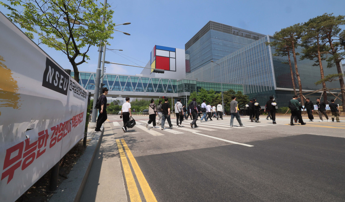 ▲삼성전자 노사가 사후조정 최종일에도 성과급 지급을 둘러싼 이견을 끝내 좁히지 못해 협상이 결렬되면서 총파업이 현실화할 가능성이 커지는 가운데 13일 경기 평택시 삼성전자 평택캠퍼스에서 직원들이 발걸음을 옮기고 있다. 정부는 추가 조정이 가능하다는 입장이지만 노조가 파업 입장을 고수하고 있어 최후 수단인 긴급조정권 발동 가능성도 흘러나오는 분위기다. 신태현 기자 holjjak@