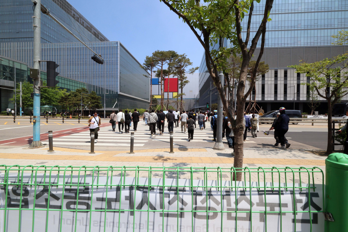 ▲삼성전자 노사가 사후조정 최종일에도 성과급 지급을 둘러싼 이견을 끝내 좁히지 못해 협상이 결렬되면서 총파업이 현실화할 가능성이 커지는 가운데 13일 경기 평택시 삼성전자 평택캠퍼스에서 직원들이 발걸음을 옮기고 있다. 정부는 추가 조정이 가능하다는 입장이지만 노조가 파업 입장을 고수하고 있어 최후 수단인 긴급조정권 발동 가능성도 흘러나오는 분위기다. 신태현 기자 holjjak@