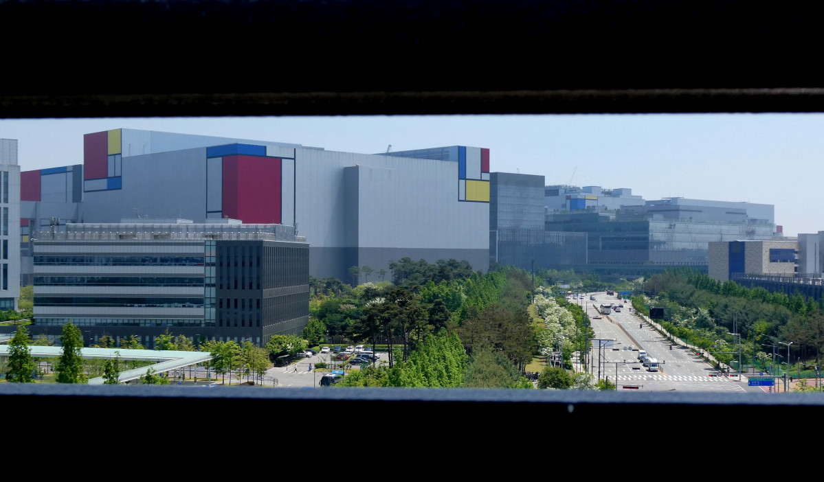 ▲삼성전자 노사가 사후조정 최종일에도 성과급 지급을 둘러싼 이견을 끝내 좁히지 못해 협상이 결렬되면서 총파업이 현실화할 가능성이 커지는 가운데 13일 경기 평택시 삼성전자 평택캠퍼스에 긴장감이 흐르고 있다. 정부는 추가 조정이 가능하다는 입장이지만 노조가 파업 입장을 고수하고 있어 최후 수단인 긴급조정권 발동 가능성도 흘러나오는 분위기다. 신태현 기자 holjjak@