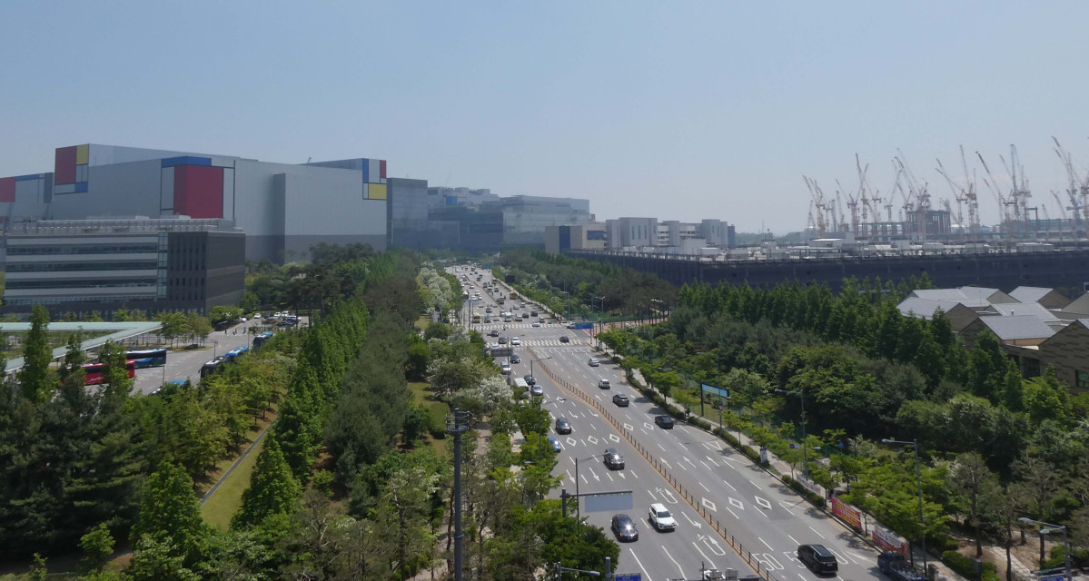 ▲삼성전자 노사가 사후조정 최종일에도 성과급 지급을 둘러싼 이견을 끝내 좁히지 못해 협상이 결렬되면서 총파업이 현실화할 가능성이 커지는 가운데 13일 경기 평택시 삼성전자 평택캠퍼스에 긴장감이 흐르고 있다. 정부는 추가 조정이 가능하다는 입장이지만 노조가 파업 입장을 고수하고 있어 최후 수단인 긴급조정권 발동 가능성도 흘러나오는 분위기다. 신태현 기자 holjjak@