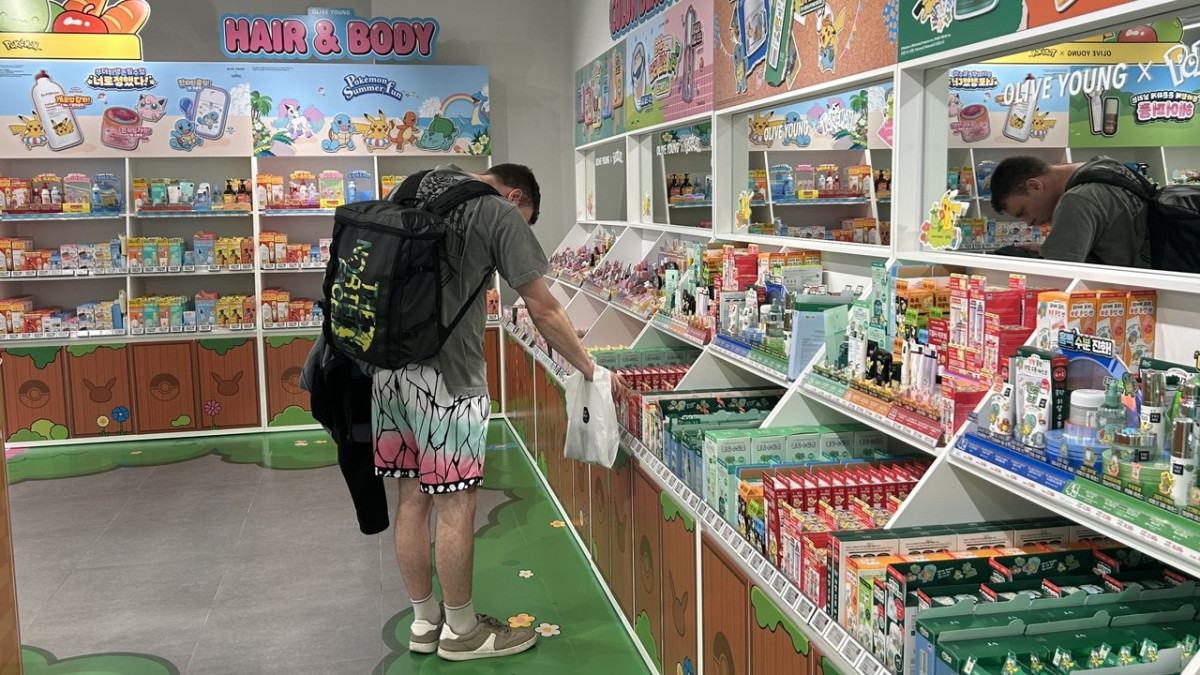 ▲트렌드팟 바이 올리브영 홍대점 포켓몬 콘셉트 스토어에서 외국인 관광객이 컬래버 제품을 살펴보고 있다. (사진=연희진 기자)