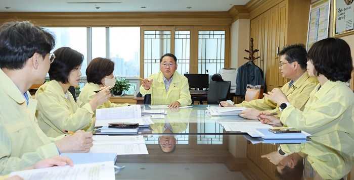 ▲김종훈 전북특별자치도 경제부지사(가운데)가 전북도청 회의실에서 ‘고유가 피해지원금 전담 TF 2차 점검회의’를 주재하며 지급 준비 상황을 살피고 있다. (사진제공=전북특별자치도)