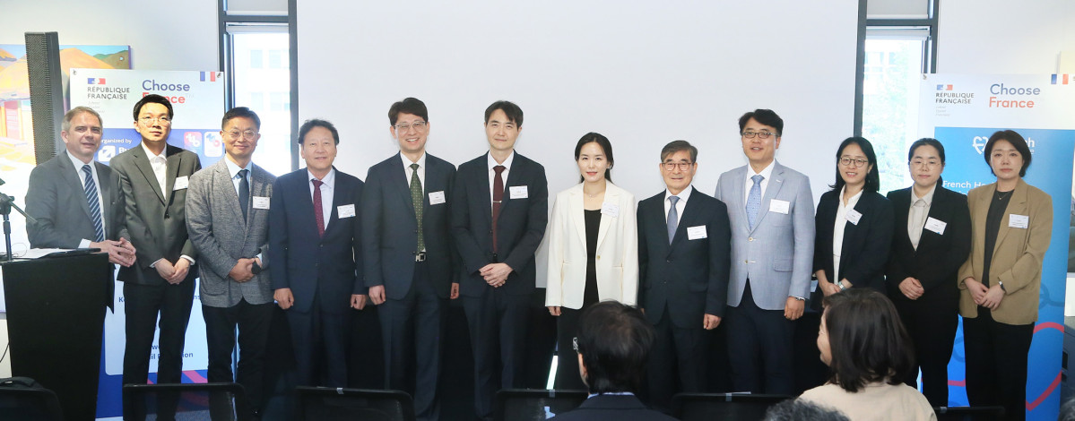 ▲13일 서울 서대문구 주한프랑스대사관에서 열린 정책세미나 참석자들이 기념촬영을 하고 있다. (사진제공=주한프랑스대사관)