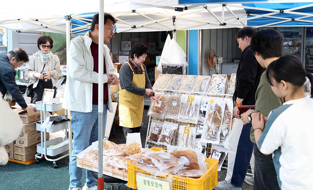 ▲전남 강진군 마량놀토수산시장에서 관광객들이 수산물을 구경하고 있다. (사진제공=강진군)