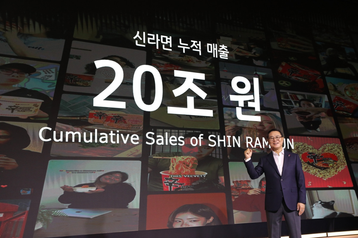 ▲조용철 농심 대표이사가 13일 신라면 40주년 기념으로 열린 '신라면 글로벌 포럼'에서 신라면 누적 매출 20조원과 2030년까지 매출 7조 달성 비전을 발표하며 화이팅하고 있다. (사진제공=농심)