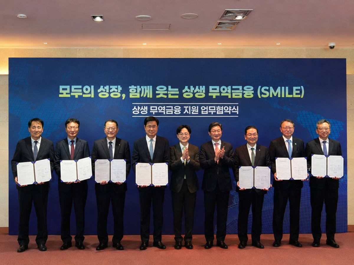 ▲(왼쪽부터) 왼쪽부터 장영진 무역보험공사장, 최성안 삼성중공업 대표이사, 김희철 한화오션 대표이사, 이상균 HD현대중공업 대표이사, 김정관 산업통상부장관, 이억원 금융위원장, 이호성 하나은행장, 정진완 우리은행장, 정상혁 신한은행장이 협약 체결 후 기념촬영을 하고 있다. (사진제공=우리은행)