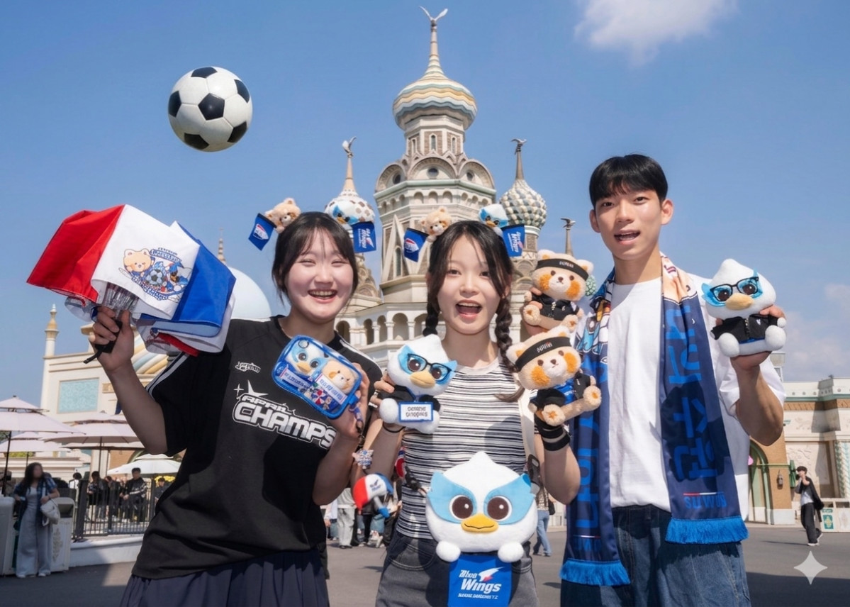 ▲에버랜드가 수원삼성블루윙즈 축구단과 캐릭터 콜라보레이션을 통해 다채로운 굿즈와 SNS 콘텐츠, 현장 이벤트 등을 선보인다고 14일 밝혔다. (사진제공=에버랜드)