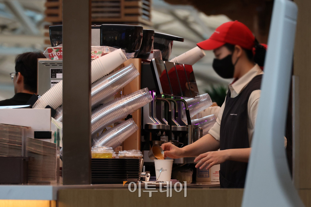 ▲인천국제공항의 한 카페에서 관계자가 커피를 만들고 있다. (고이란 기자 photoeran@)