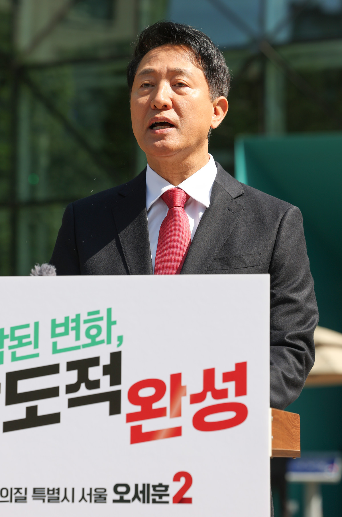▲오세훈 국민의힘 서울시장 후보가 14일 서울시청 앞에서 대국민 호소 기자회견을 하고 있다. (연합뉴스)