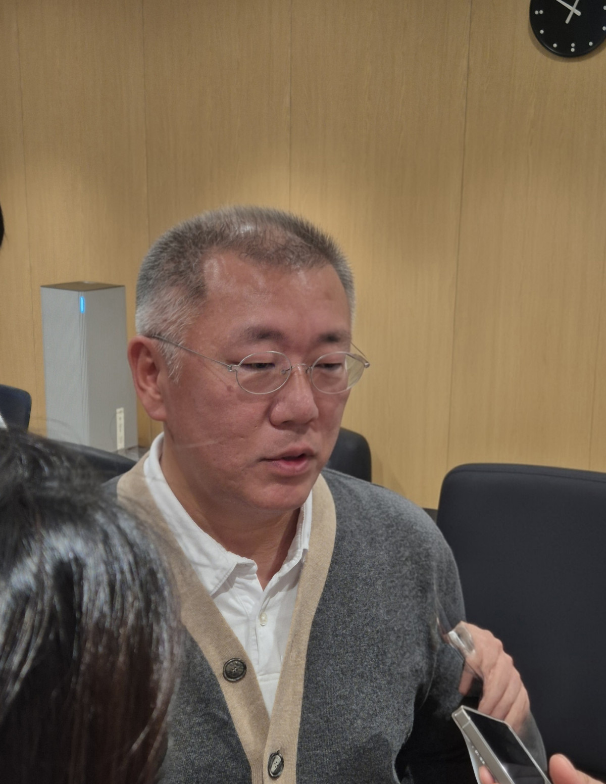▲정의선 현대자동차그룹 회장이 14일 서울 서초구 현대차·기아 양재 본사 기자실에서 질의응답을 하고 있다. 권태성 기자 tskwon@