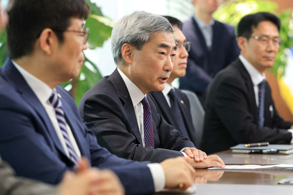 ▲신현송 한국은행 총재가 14일 서울 중구 한국은행을 예방한 박홍근 기획예산처 장관과 면담하고 있다. 신태현 기자 holjjak@