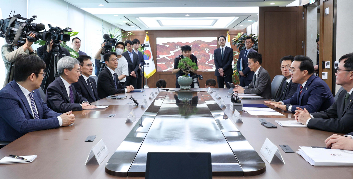 ▲박홍근 기획예산처 장관이 14일 서울 중구 한국은행에서 신현송 한국은행 총재를 예방해 면담하고 있다. 신태현 기자 holjjak@