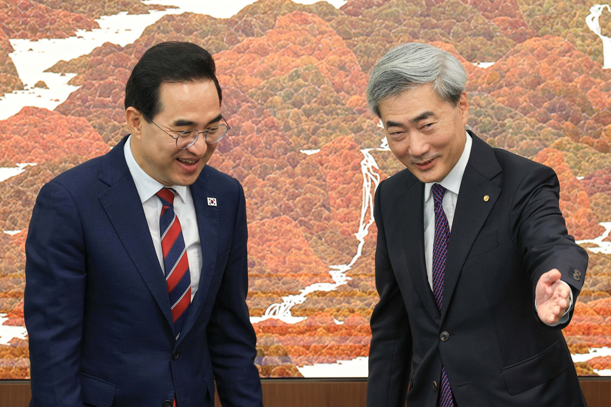 ▲박홍근 기획예산처 장관과 신현송 한국은행 총재가 14일 서울 중구 한국은행에서 면담하기 위해 자리로 이동하고 있다. 신태현 기자 holjjak@
