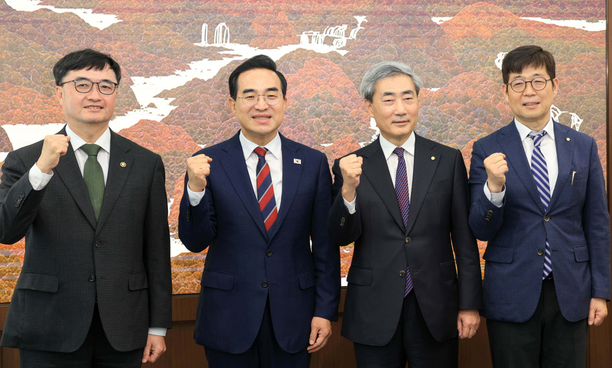 ▲박홍근 기획예산처 장관(왼쪽 두 번째)과 신현송 한국은행 총재(오른쪽 두 번째)가 14일 서울 중구 한국은행에서 면담에 앞서 기념촬영을 하고 있다. 왼쪽부터 임기근 기획예산처 차관, 박 장관, 신 총재, 유상대 한국은행 부총재. 신태현 기자 holjjak@
