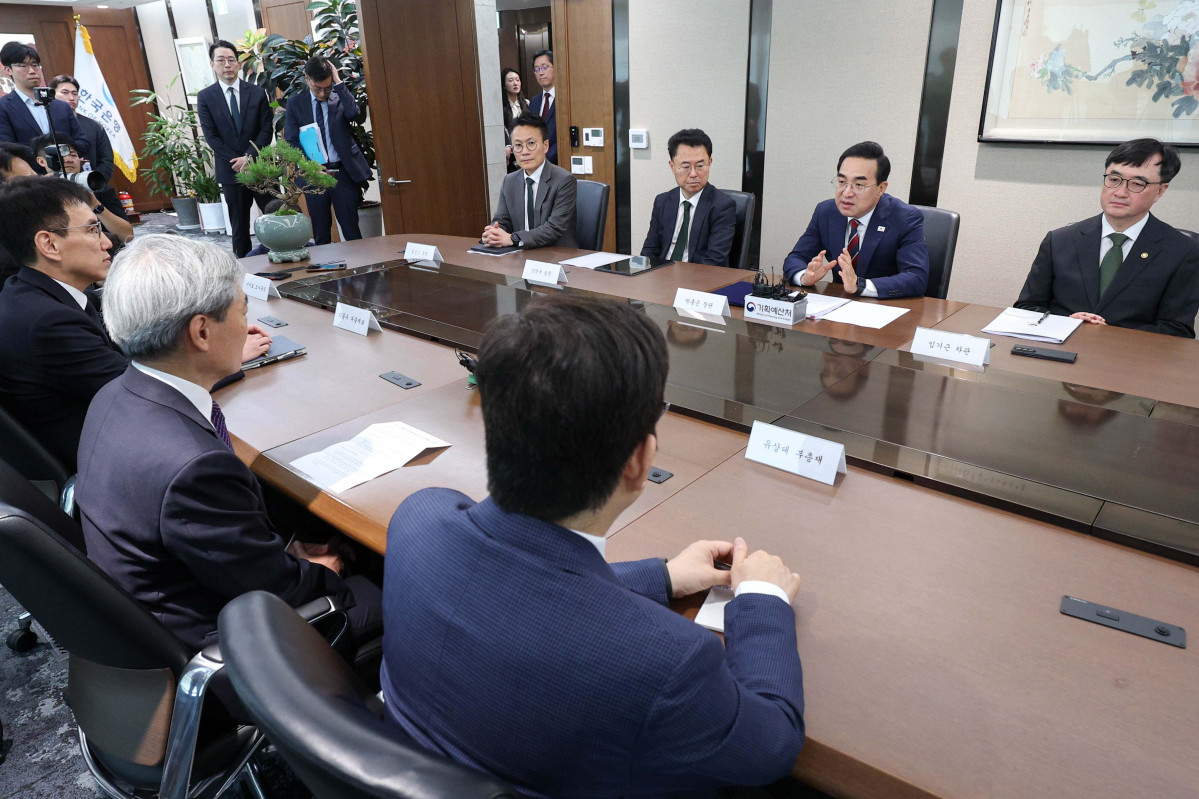 ▲박홍근 기획예산처 장관이 14일 서울 중구 한국은행에서 신현송 한국은행 총재를 예방해 면담하고 있다. 신태현 기자 holjjak@