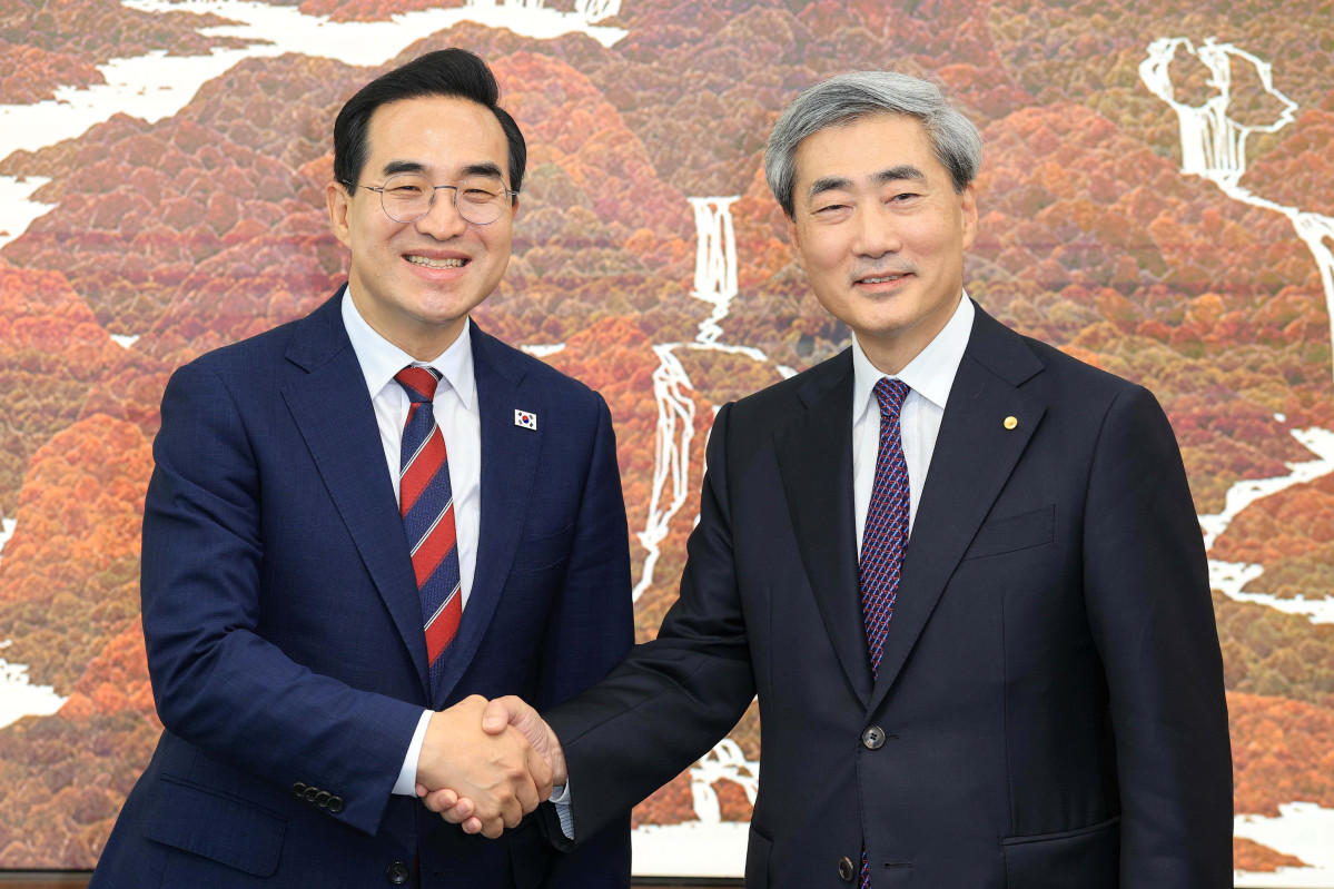 ▲박홍근 기획예산처 장관과 신현송 한국은행 총재가 14일 서울 중구 한국은행에서 면담에 앞서 악수하고 있다. 신태현 기자 holjjak@