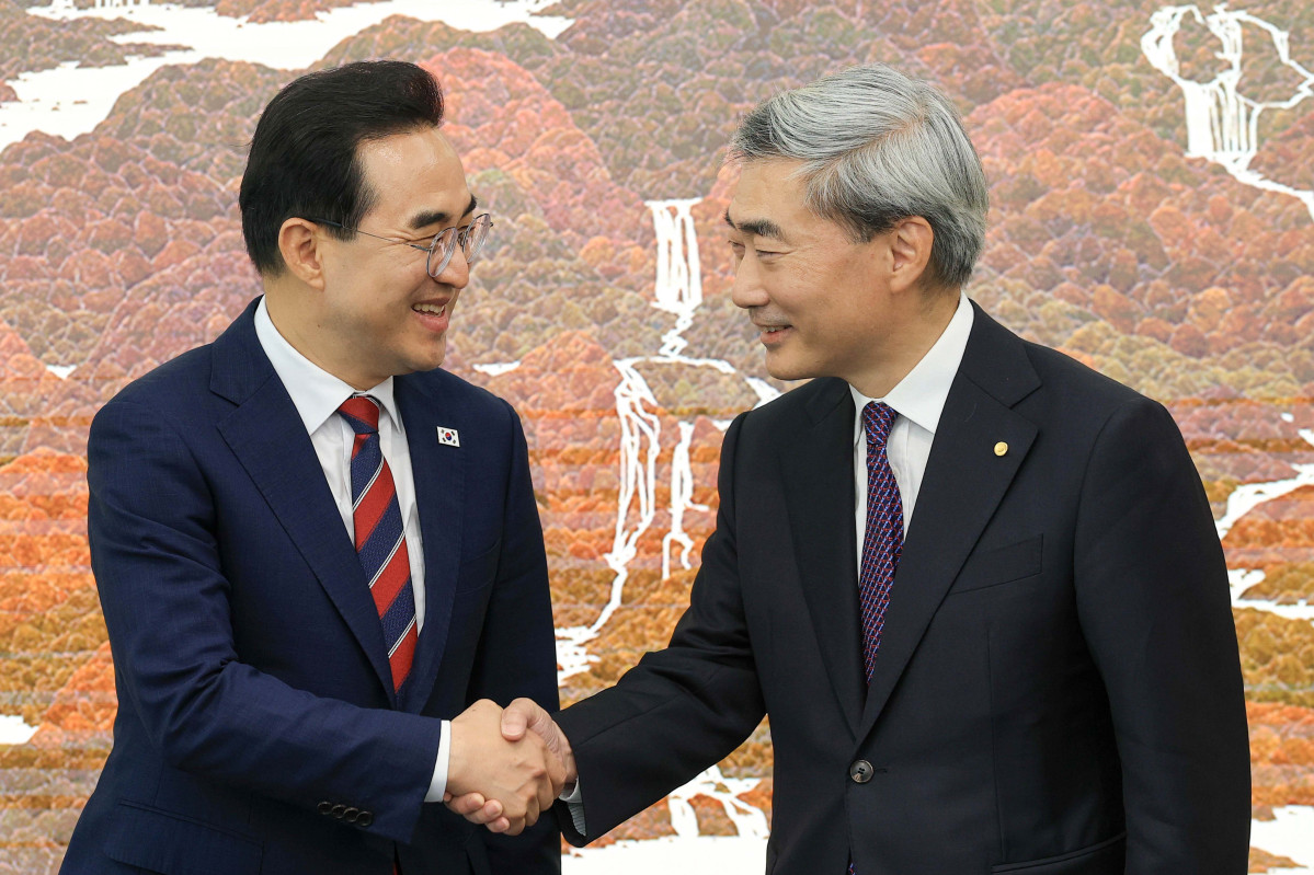 ▲박홍근 기획예산처 장관과 신현송 한국은행 총재가 14일 서울 중구 한국은행에서 면담에 앞서 악수하고 있다. 신태현 기자 holjjak@