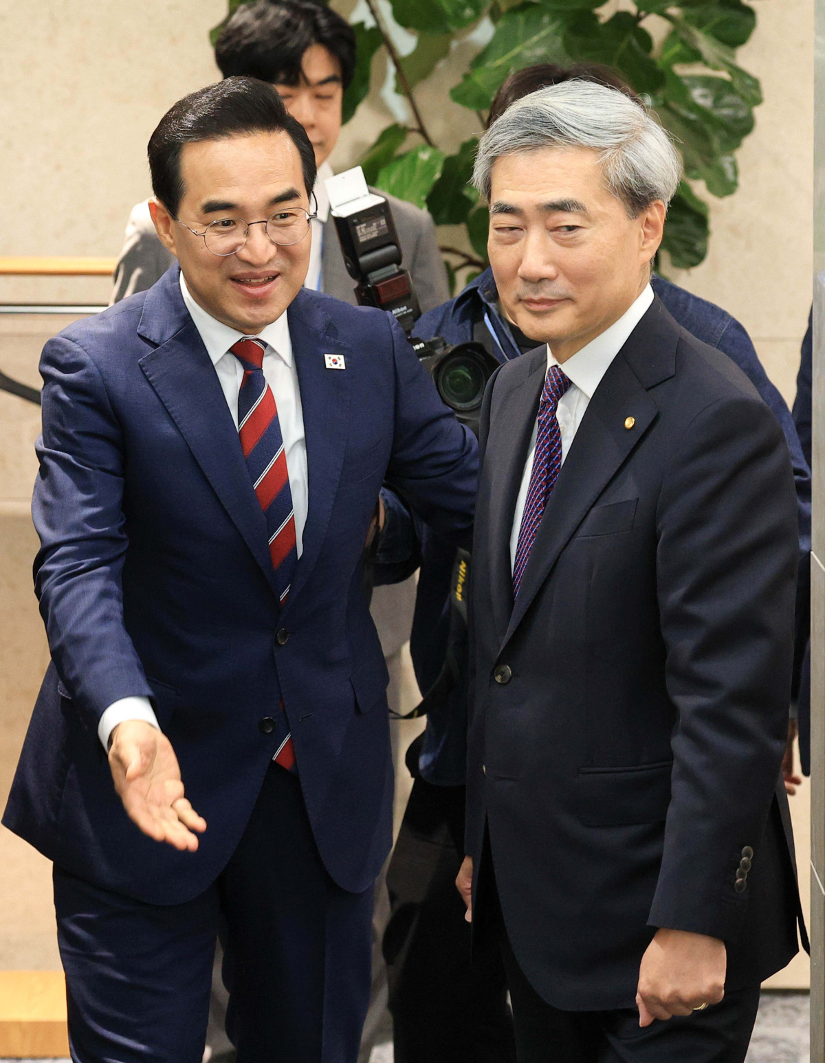 ▲박홍근 기획예산처 장관과 신현송 한국은행 총재가 14일 서울 중구 한국은행에서 면담하기 위해 자리로 이동하고 있다. 신태현 기자 holjjak@