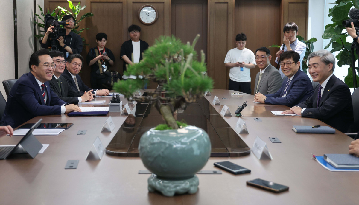 ▲박홍근 기획예산처 장관이 14일 서울 중구 한국은행에서 신현송 한국은행 총재와 회동하며 소나무 분재 선물에 대해 설명하고 있다. 신태현 기자 holjjak@