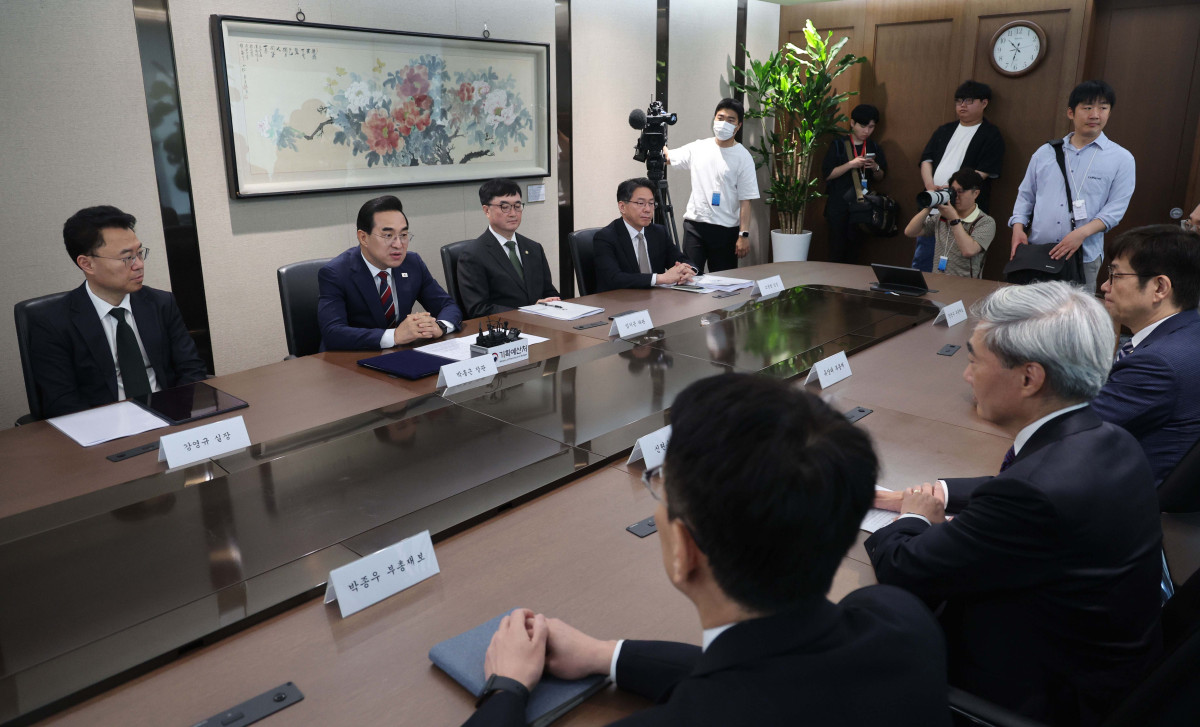 ▲박홍근 기획예산처 장관이 14일 서울 중구 한국은행에서 신현송 한국은행 총재와 회동하며 발언하고 있다. 신태현 기자 holjjak@