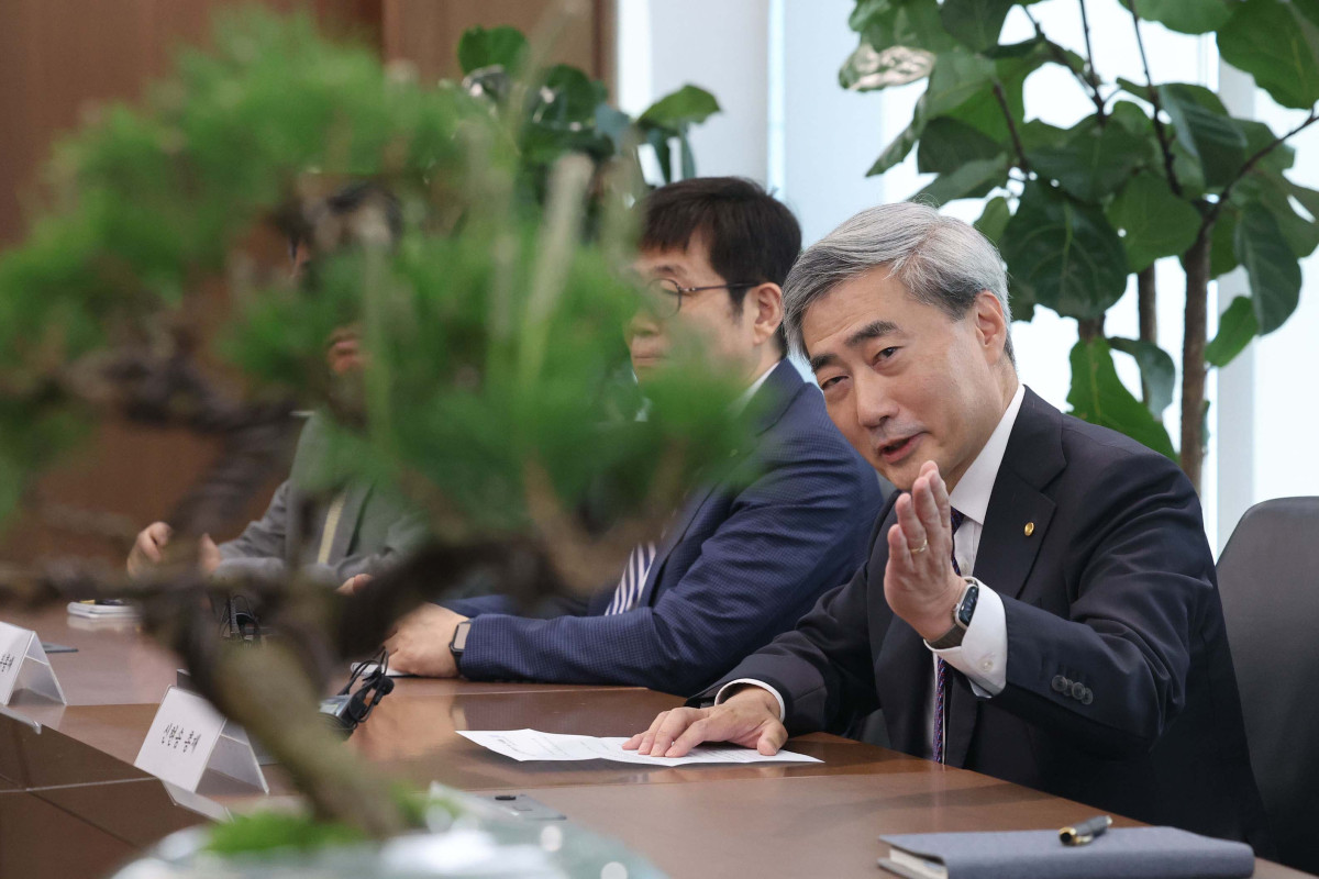 ▲신현송 한국은행 총재가 14일 서울 중구 한국은행에서 박홍근 기획예산처 장관과 회동하며 선물받은 소나무 분재를 바라보고 있다. 신태현 기자 holjjak@