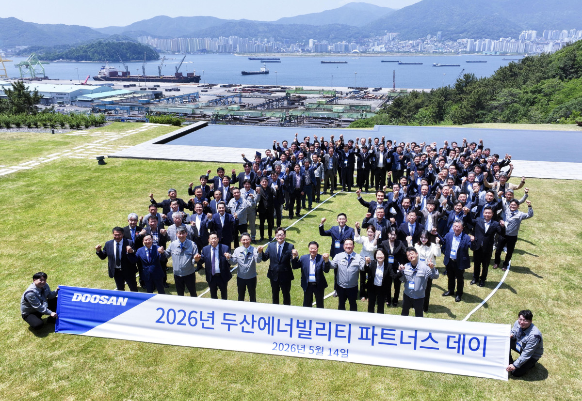 ▲14일 두산에너빌리티 창원 본사에서 진행된 ‘2026 파트너스 데이’에서 참석자들이 기념촬영을 하고 있다. (사진제공=두산에너빌리티)