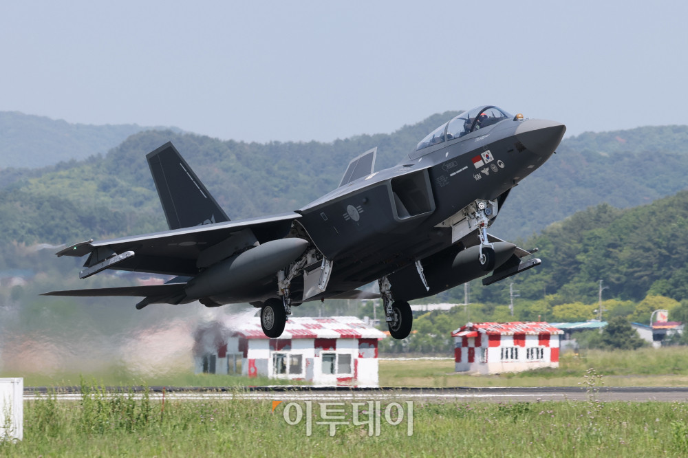 ▲13일 경남 사천시 공군3훈련비행단에서 국산 초음속 전투기 KF-21 시제기가 힘차게 이륙하고 있다. 사진공동취재단