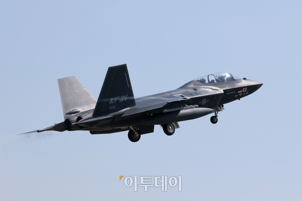 ▲13일 경남 사천시 공군3훈련비행단에서 국산 초음속 전투기 KF-21 시제기가 힘차게 이륙하고 있다. 사진공동취재단
