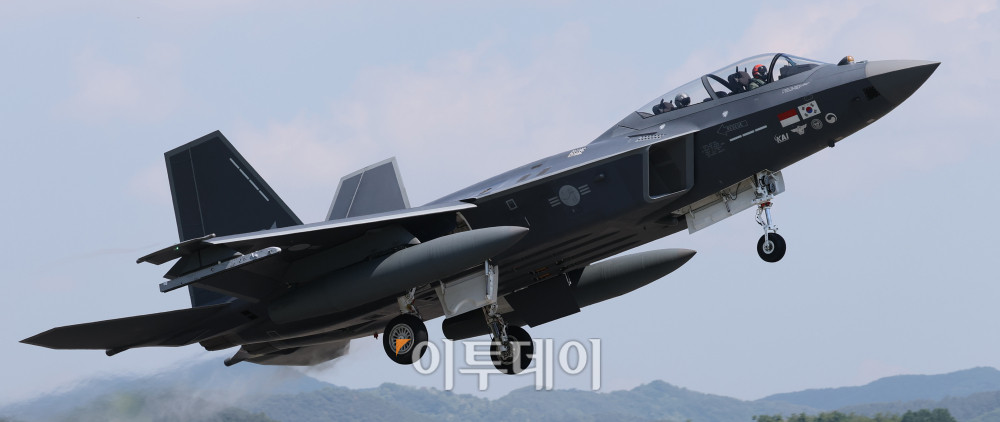 ▲13일 경남 사천시 공군3훈련비행단에서 국산 초음속 전투기 KF-21 시제기가 힘차게 이륙하고 있다. 사진공동취재단
