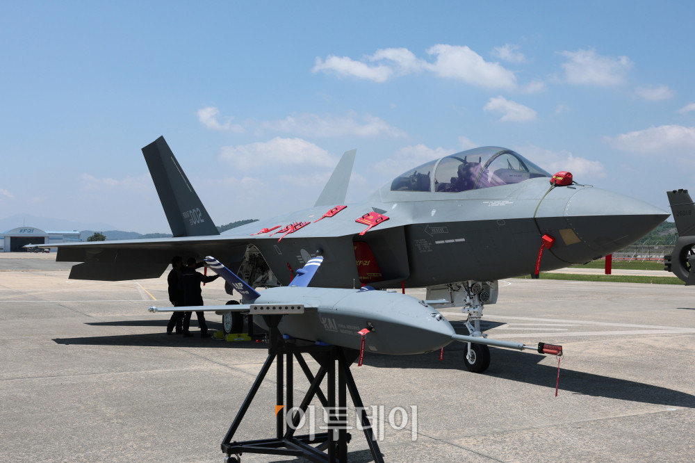 ▲13일 경남 사천시 한국항공우주산업(KAI)에서 국산 초음속 전투기 KF-21 양산2호기와 다목적무인기 실증기가 공개되고 있다. 사진공동취재단
