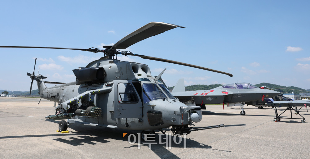 ▲13일 경남 사천시 한국항공우주산업(KAI)에서 국산 해병대 상륙공격헬기(MAH) 시제기와 국산 초음속 전투기 KF-21 양산2호기 등이 공개되고 있다. 사진공동취재단