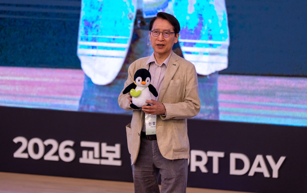 ▲신창재 교보생명 대표이사 겸 이사회 의장이 12일 충남 천안 계성원(교보생명 연수원)에서 열린 2026 교보 MDRT DAY 행사에서 새롭게 론칭한 캐릭터 '꼬옥'을 재무설계사(FP)들에게 소개하고 있다. (사진제공=교보생명)