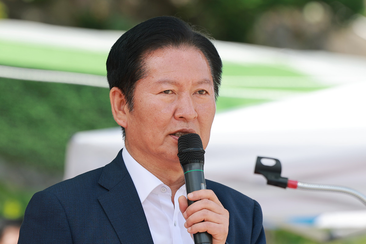 ▲더불어민주당 총괄상임선대위원장인 정청래 대표가 14일 경북 울릉군 천부초등학교 운동장에서 열린 제30회 북면 면민체육대회에 참석해 축사하고 있다. 사진=연합뉴스