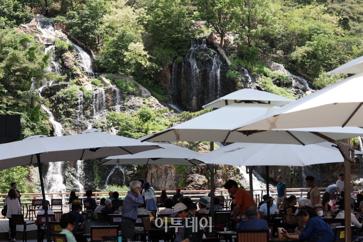 ▲서울의 낮 최고기온이 31도까지 오른 14일 서울 서대문구 홍제천 인공폭포에서 시민들이 더위를 피하고 있다. 기상청은 다음 주 초까지 전국적으로 맑고 더운 날씨가 이어지고 일부 지역 낮 기온이 30도를 웃돌며 낮과 밤의 기온 차도 크게 벌어질 것으로 전망했다. 고이란 기자 photoeran@