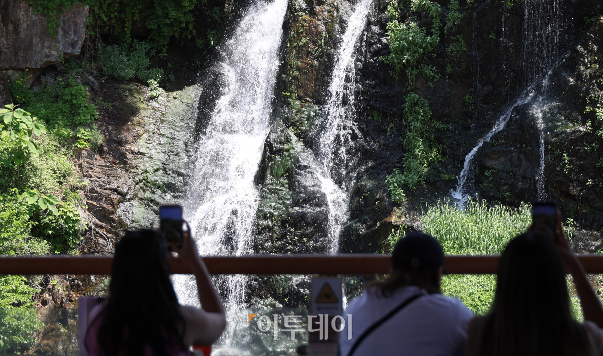 ▲서울의 낮 최고기온이 31도까지 오른 14일 서울 서대문구 홍제천 인공폭포에서 시민들이 더위를 피하고 있다. 기상청은 다음 주 초까지 전국적으로 맑고 더운 날씨가 이어지고 일부 지역 낮 기온이 30도를 웃돌며 낮과 밤의 기온 차도 크게 벌어질 것으로 전망했다. 고이란 기자 photoeran@