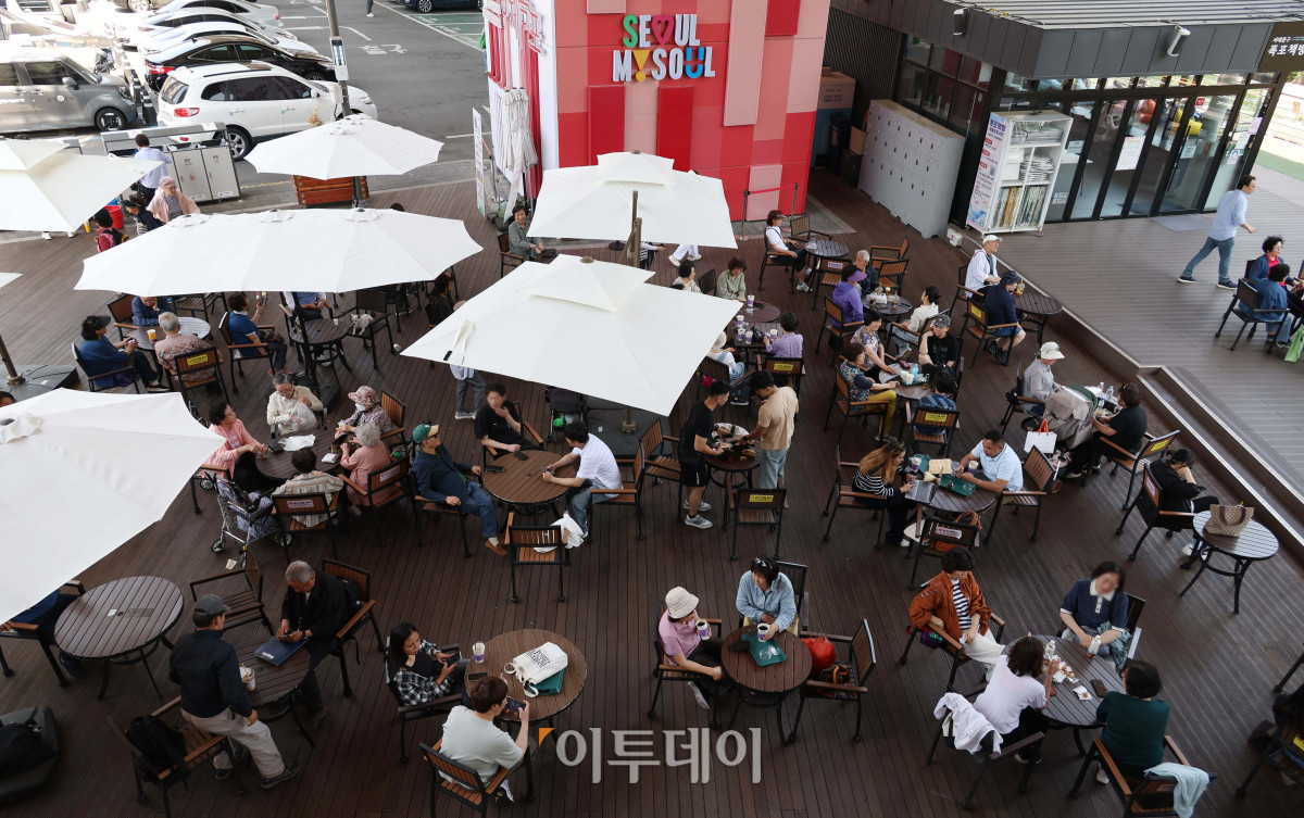 ▲서울의 낮 최고기온이 31도까지 오른 14일 서울 서대문구 홍제폭포 복합문화센터에서 시민들이 더위를 피하고 있다. 기상청은 다음 주 초까지 전국적으로 맑고 더운 날씨가 이어지고 일부 지역 낮 기온이 30도를 웃돌며 낮과 밤의 기온 차도 크게 벌어질 것으로 전망했다. 고이란 기자 photoeran@