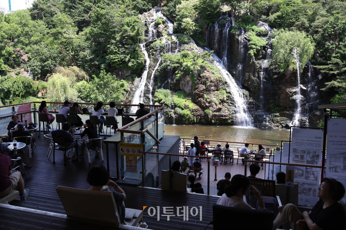 ▲서울의 낮 최고기온이 31도까지 오른 14일 서울 서대문구 홍제천 인공폭포에서 시민들이 더위를 피하고 있다. 기상청은 다음 주 초까지 전국적으로 맑고 더운 날씨가 이어지고 일부 지역 낮 기온이 30도를 웃돌며 낮과 밤의 기온 차도 크게 벌어질 것으로 전망했다. 고이란 기자 photoeran@