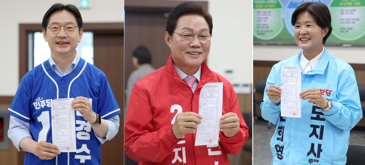 ▲경남지사에 출마한 후보들이 14일 경남 창원시 성산구 경남도선거관리위원회에서 후보 등록을 마친 후 후보자등록 신청서류 접수 및 기탁금영수증을 취재진에게 들어 보이고 있다. (왼쪽부터)더불어민주당 김경수 후보, 국민의힘 박완수 후보, 진보당 전희영 후보. (연합뉴스)