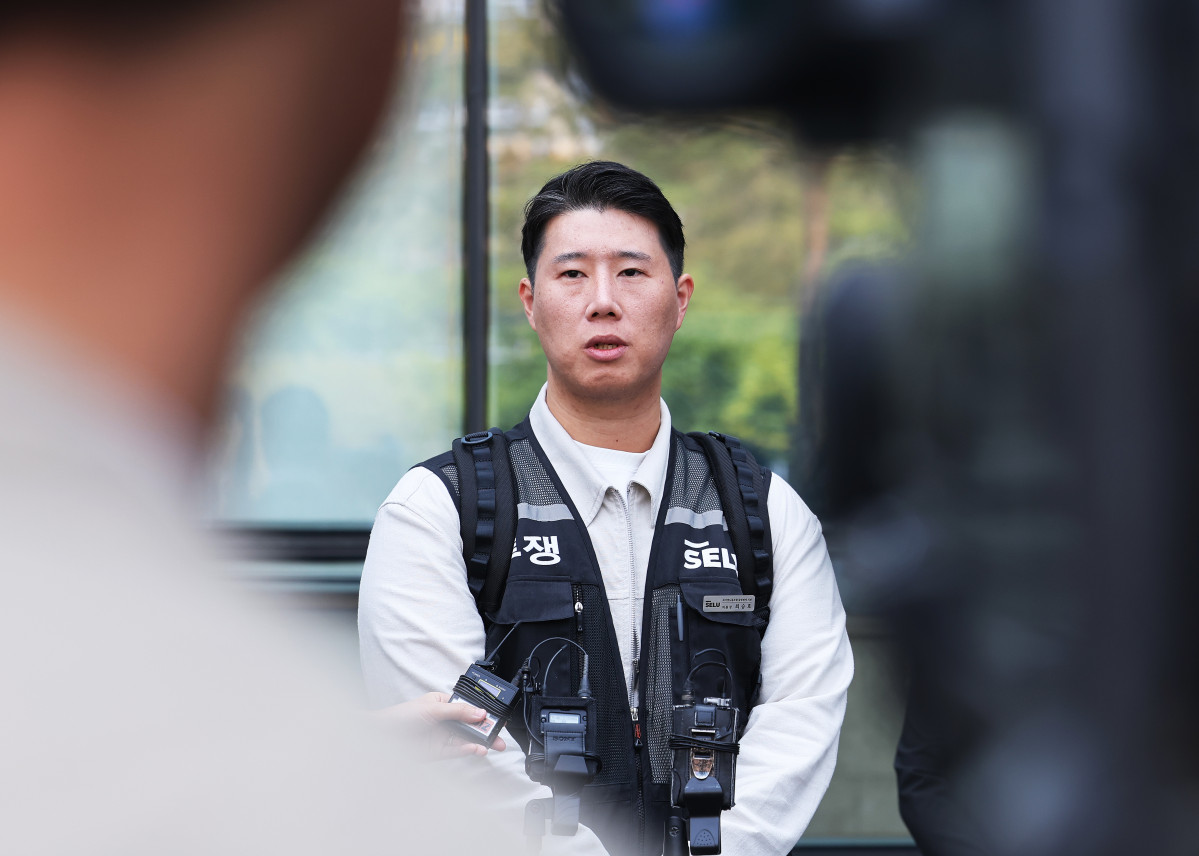 ▲최승호 초기업노조 삼성전자지부 위원장이 13일 경기도 수원시 영통구 수원지방법원에서 열린 삼성전자가 노조를 상대로 제기한 위법 쟁의행위 금지 가처분 신청 심문을 마치고 나와 취재진 질문에 답하고 있다. (연합뉴스)