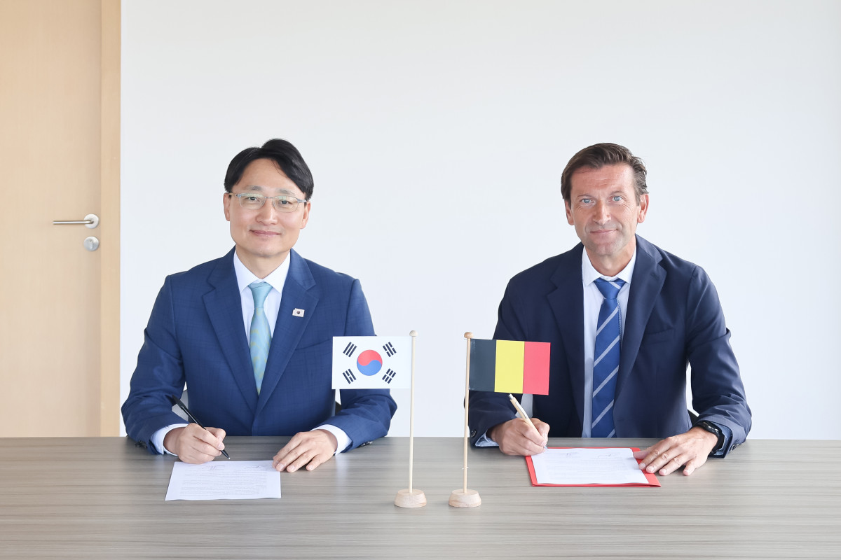 ▲임광현 국세청장이 11일 필립 반 데 벨데 벨기에 국세청장과 브뤼셀에서 최초로 한-벨기에 국세청장 회의를 하고 징수공조 실무협정에 서명하고 있다. (사진제공=국세청)
