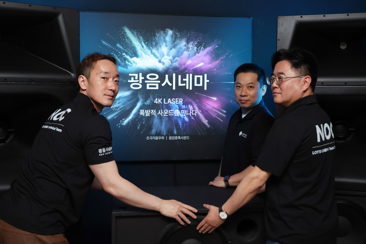 ▲롯데컬처웍스 NOC파트 윤용섭(가운데) 센터장, 우석봉(오른쪽) 권역장, 정진하 책임이 11일 서울 롯데시네마 월드타워점에서 이투데이와 인터뷰에 앞서 포즈를 취하고 있다. (고이란 기자 photoeran@)